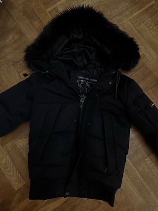 Abrigo acolchado negro con capucha de pelo