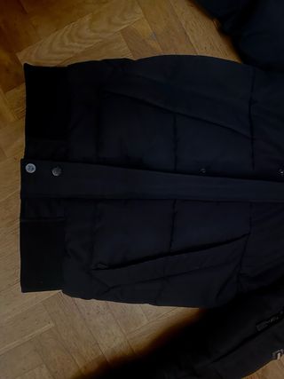 Abrigo acolchado negro con capucha de pelo