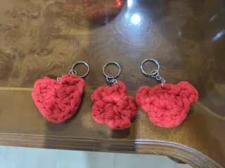 Llaveros crochet corazón , flor y osito