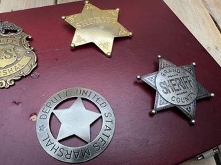 CAJA CON 7 INSIGNIAS SHARIFF METALICAS