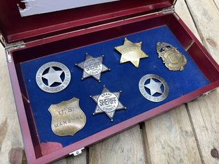 CAJA CON 7 INSIGNIAS SHARIFF METALICAS