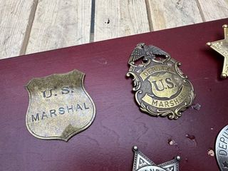 CAJA CON 7 INSIGNIAS SHARIFF METALICAS