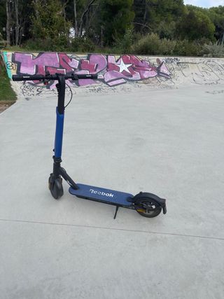 Patinete eléctrico Reebok azul como nuevo 2 usos