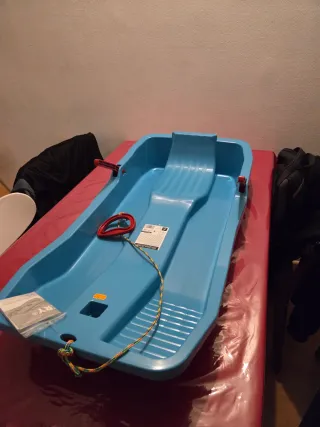 Trineo azul para nieve con cuerda