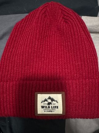 Gorro rojo con parche Wild Life