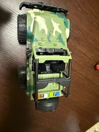 Jeep giocattolo mimetico