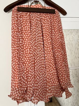 Traje chaqueta naranja y estampado