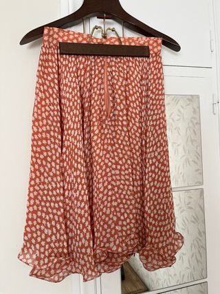 Traje chaqueta naranja y estampado