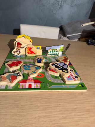 Giocattoli in legno: veicoli e personaggi