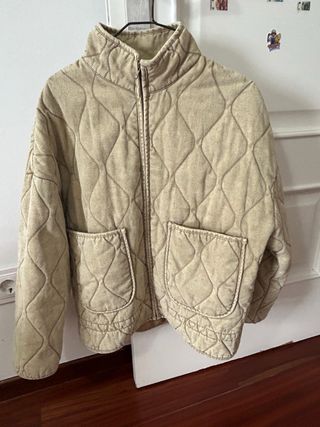 Chaqueta acolchada beige. Marca Local.