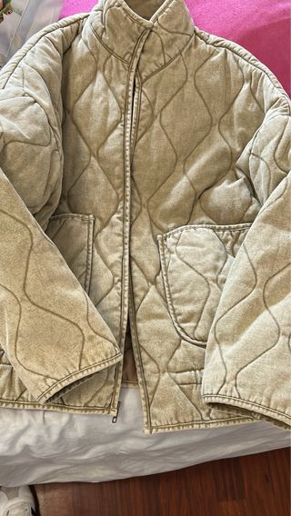 Chaqueta acolchada beige. Marca Local.