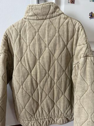 Chaqueta acolchada beige. Marca Local.