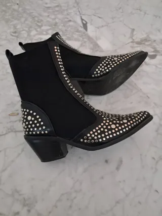 Botines negros tachuelas