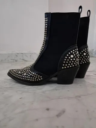 Botines negros tachuelas