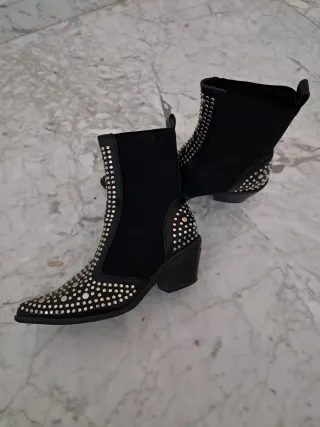 Botines negros tachuelas