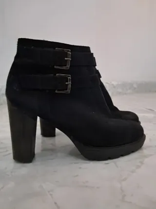 Botines negros con hebillas