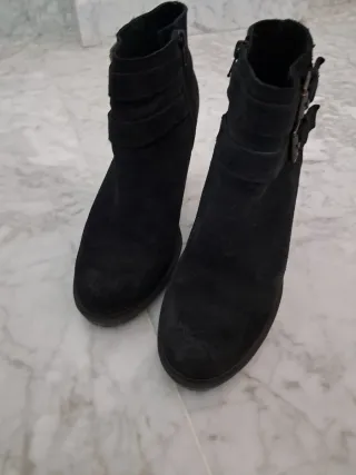 Botines negros con hebillas