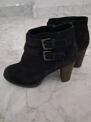 Botines negros con hebillas