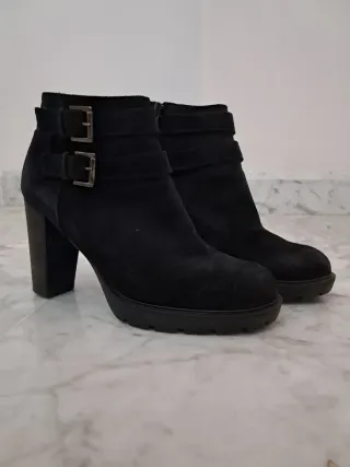 Botines negros con hebillas
