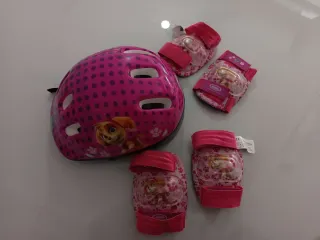 Casco y protecciones de Skye de Patrulla Canina