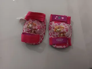 Casco y protecciones de Skye de Patrulla Canina