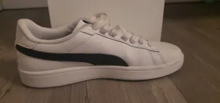 Zapatillas Puma Blancas y Doradas