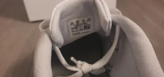 Zapatillas Puma Blancas y Doradas