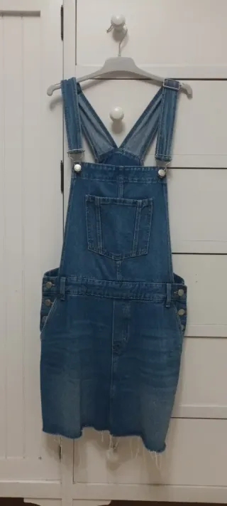 Vestido peto vaquero desgastado