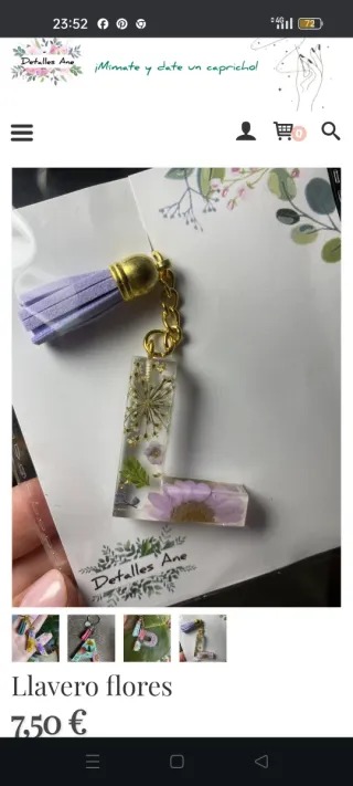 Llavero resina letra flores