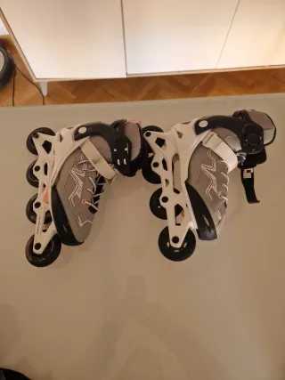 Patines en línea blancos y grises