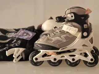 Patines en línea blancos y grises