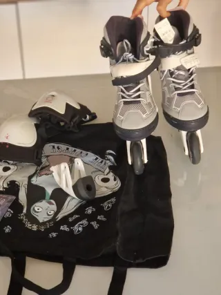 Patines en línea blancos y grises