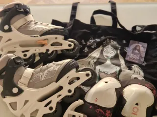 Patines en línea blancos y grises