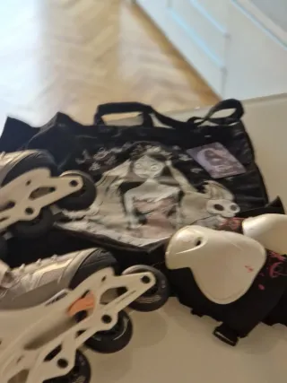 Patines en línea blancos y grises