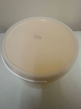 Cubos de plástico beige y blanco