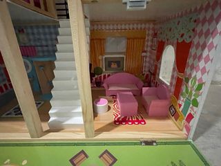 Casita de muñecas de madera