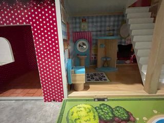 Casita de muñecas de madera