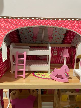 Casita de muñecas de madera