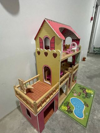 Casita de muñecas de madera