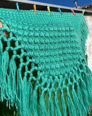 Mantón de ganchillo verde agua precioso