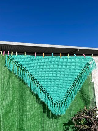 Mantón de ganchillo verde agua precioso