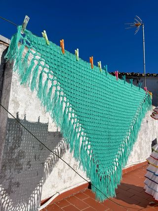 Mantón de ganchillo verde agua precioso
