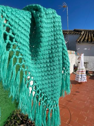 Mantón de ganchillo verde agua precioso