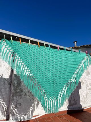 Mantón de ganchillo verde agua precioso