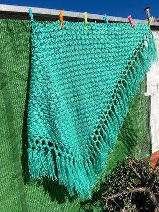 Mantón de ganchillo verde agua precioso