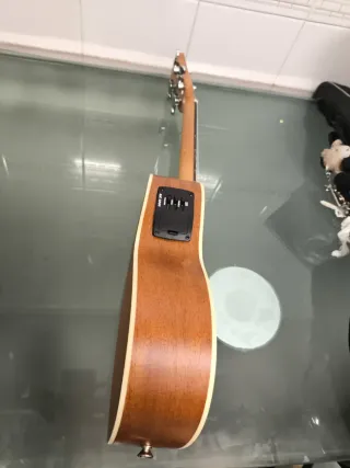 Ukelele Vangoa con accesorios