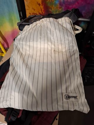 Mochila Eastpak Beige y Negra