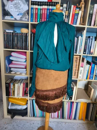 Blusa verde cuello alto y escote con drapeado.