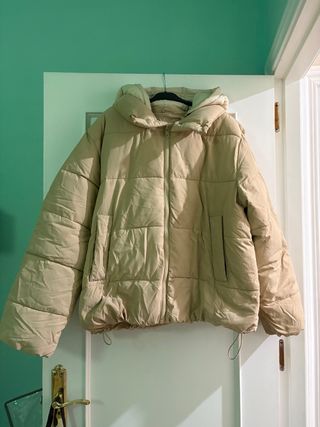 Chaquetón beige acolchado