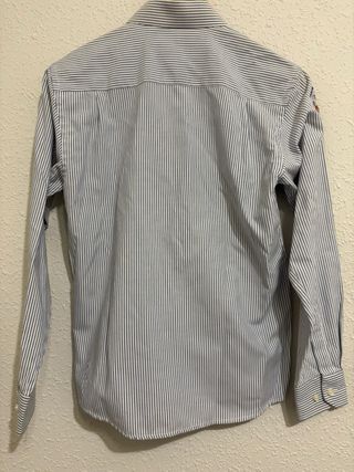 Camisa manga larga de rayas azul claro . Abotonada